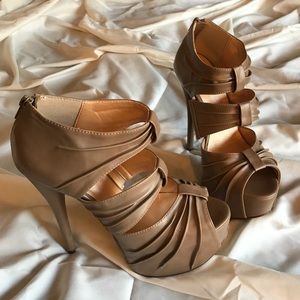 Shoe Dazzle Sky High Taupe/Tan Heels 👠
